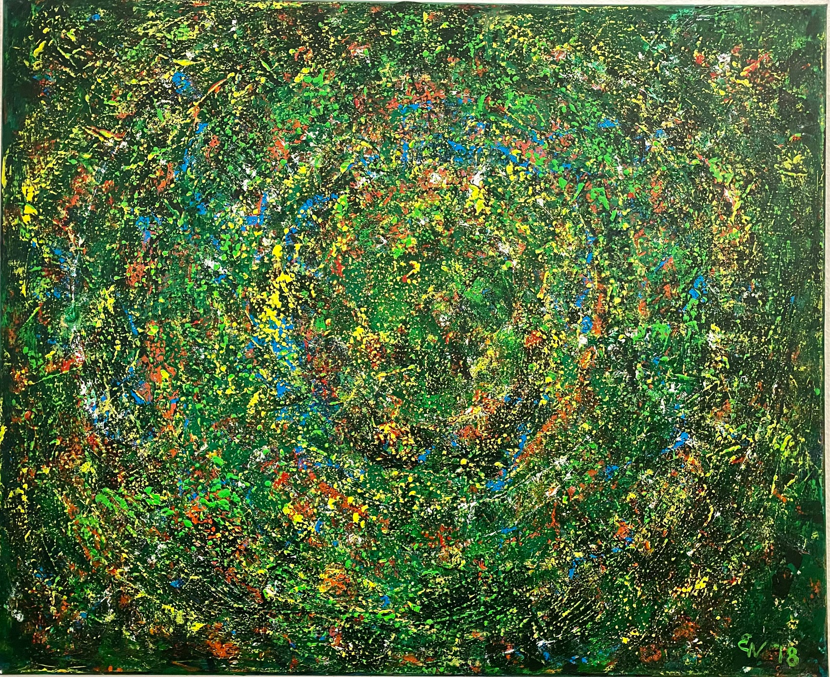 Ein abstraktes Gemälde mit einem Farbkreis aus grünen, blauen, gelben, orangen und weißen Punkten auf dunkelgrünem Grund. Die Punkte sind in kreisförmigen Bewegungen angeordnet.