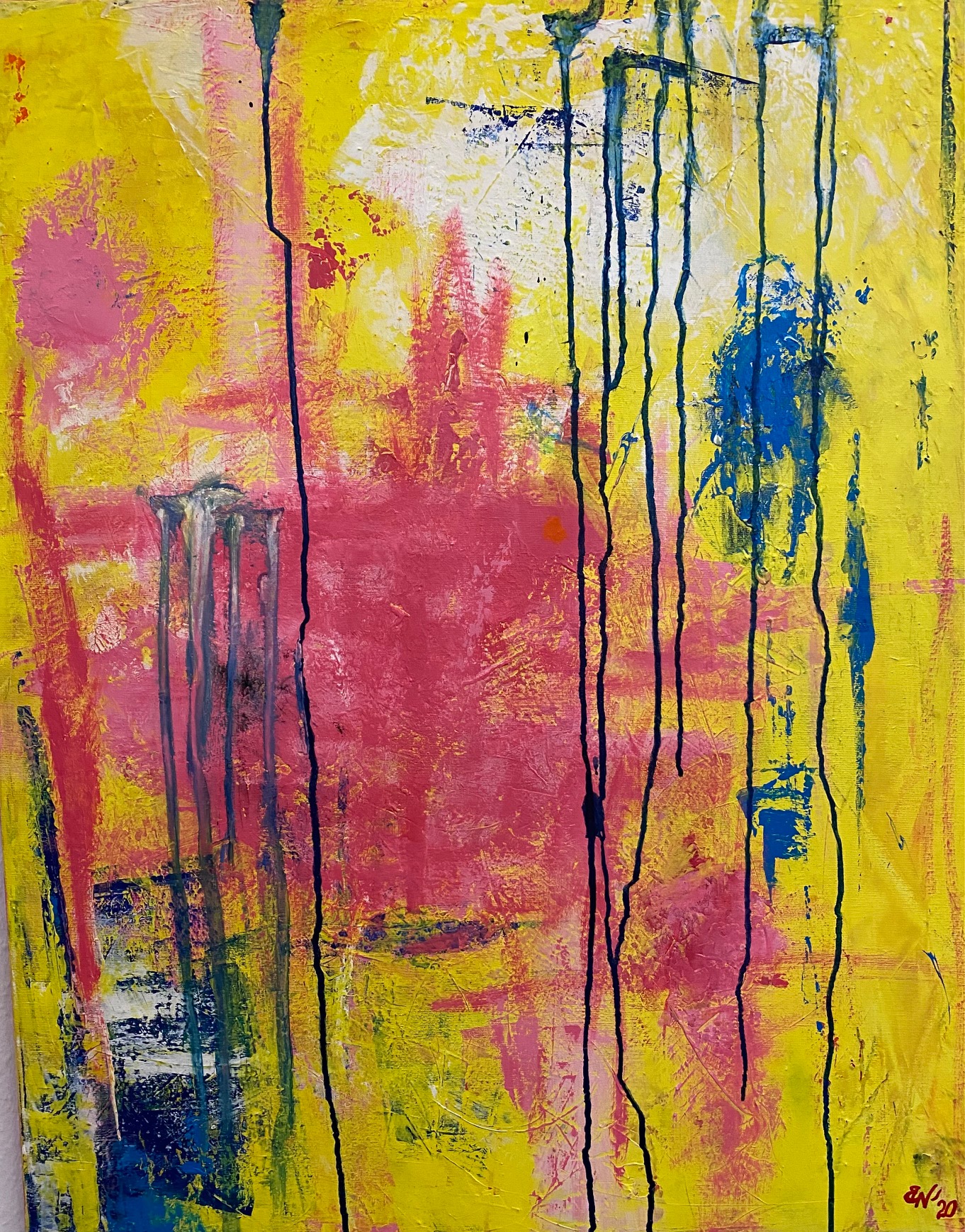 Ein abstraktes Gemälde mit gelben, rosa und blauen Farbtönen. Es gibt vertikale schwarze Linien, die wie Tropfen oder Risse aussehen.